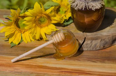 Ahşap arka planda farklı bal çeşitleri. Sağlıklı organik bal