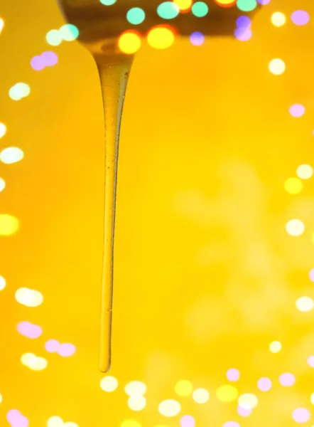 Honung pinne med hälla honung. Flöde av söt honung — Stockfoto