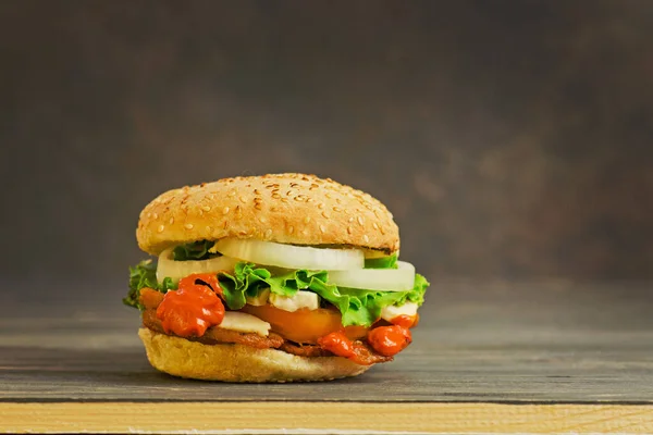 Rindfleisch Burger Mit Wurst Marinierten Zwiebeln Tomaten Salat Soße Und — Stockfoto