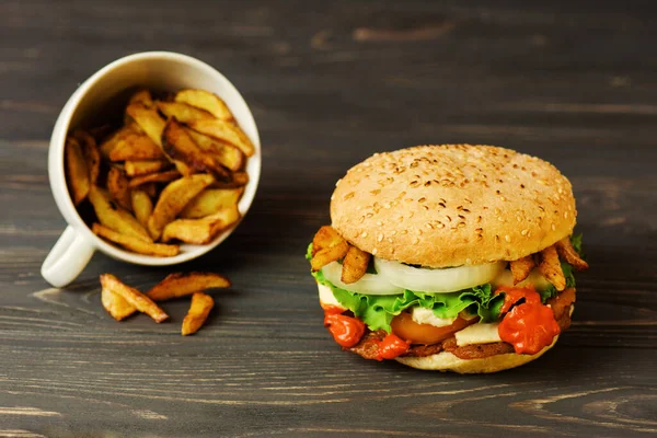 Papas Fritas Jugosa Hamburguesa Carne Con Carne Res Queso Tomates —  Fotos de Stock