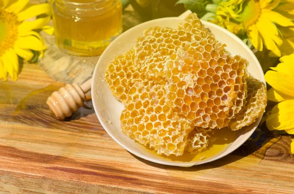 Skål Med Färska Honungskakor Och Honung Organiska Naturliga Ingredienser — Stockfoto