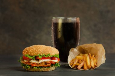 Fast food ve abur cubur konsepti. Sağlıksız beslenme hamburgeri, patates kızartması ve kola.. 