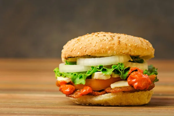 Deliciosa Hamburguesa Clásica Con Queso Tocino Tomates Espacio Para Copiar — Foto de Stock