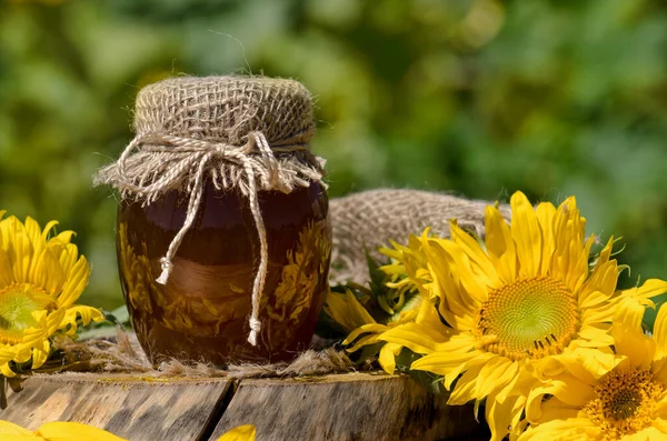 Tarro Miel Girasoles Sobre Mesa Madera Sobre Fondo Jardín Bokeh — Foto de Stock