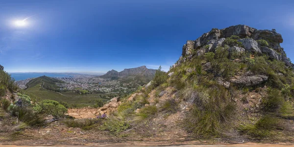 Teljes 360 virutal valóság oroszlán fej és a Table Mountain csúcsok Cape Town, Dél-afrikai Köztársaság — Stock Fotó