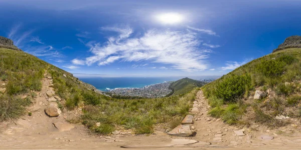 Teljes 360 virutal valóság oroszlán fej és a Table Mountain csúcsok Cape Town, Dél-afrikai Köztársaság — Stock Fotó