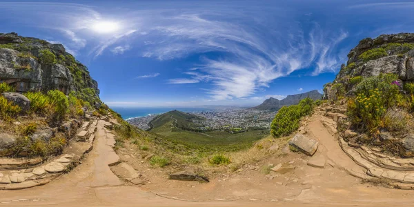 Teljes 360 virutal valóság oroszlán fej és a Table Mountain csúcsok Cape Town, Dél-afrikai Köztársaság — Stock Fotó