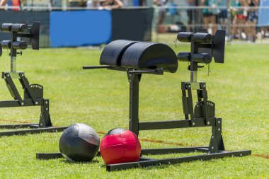 Spor salonu ekipman çimenlerin üzerinde