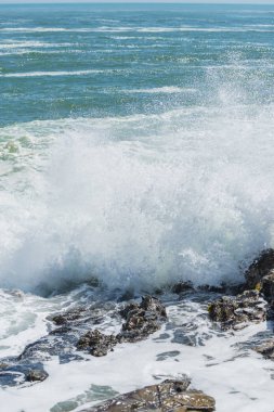 kıyı kayaların üzerine çökmesini dalgalar