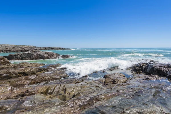 Waves crashing over coastal rocks — Stock Photo, Image