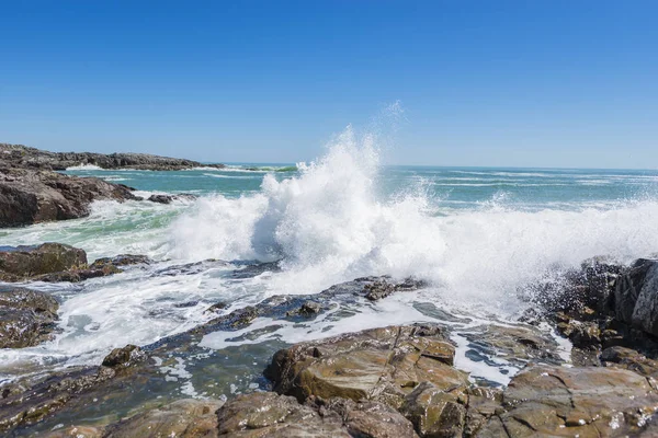 Ondas colidindo sobre rochas costeiras — Fotografia de Stock