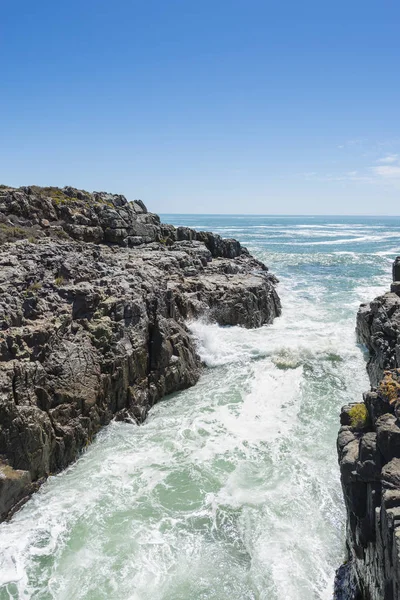Ondas colidindo sobre rochas costeiras — Fotografia de Stock
