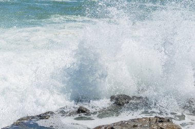 kıyı kayaların üzerine çökmesini dalgalar