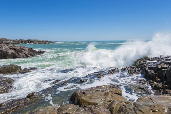 Ondas colidindo sobre rochas costeiras — Fotografia de Stock