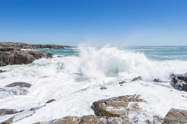 Ondas colidindo sobre rochas costeiras — Fotografia de Stock