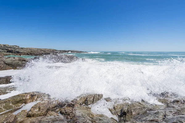 Ondas colidindo sobre rochas costeiras — Fotografia de Stock