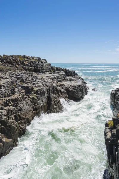 Ondas colidindo sobre rochas costeiras — Fotografia de Stock