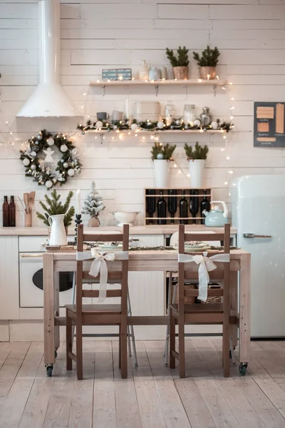 Ev yapımı yemek. Modern mutfak iç tasarımı.