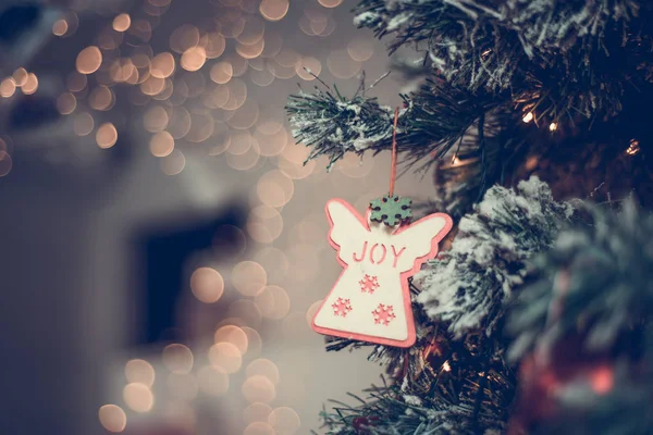 Vánoční stromečky odrážející se od skleněných kuliček a zrcadla — Stock fotografie