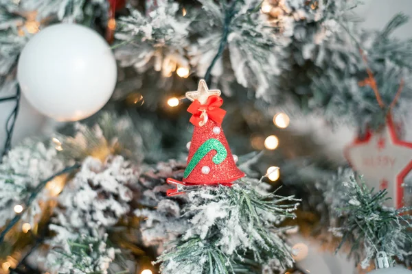 Vánoční stromečky odrážející se od skleněných kuliček a zrcadla — Stock fotografie