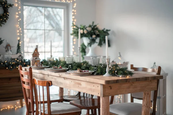 Noel ağacı ışıkları cam toplardan ve aynadan yansıyor.