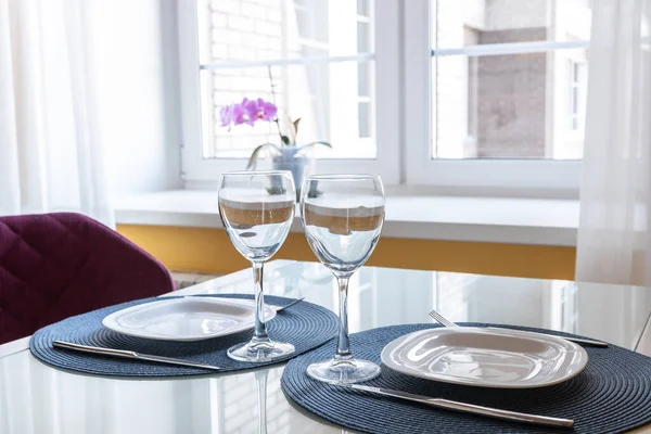 キッチン テーブルをセット 美しい日当たりの良いインテリア 黄色の壁 — ストック写真