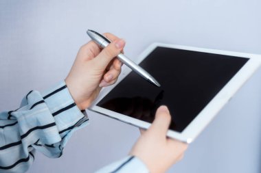 Evde uzaktan öğrenme. Liseli kız dizüstü bilgisayarda oturuyor ve ders çalışıyor. Çevrimiçi eğitim kavramı. Karantina sırasında sosyal uzaklık.