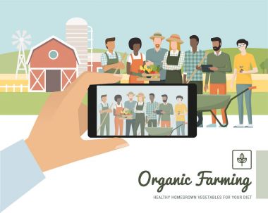 Çok etik çiftçilerin grup bir çiftlikte bir adam birlikte poz kullanarak bir smartphone, öznel bakış açısı bir portre alıyor