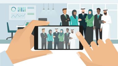 Arap Müslüman iş adamları, birlikte poz ve bir kurumsal ofis binası toplantı bir adam resmi bir smartphone kullanarak alıyor