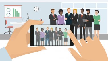 Ofiste toplantı ve birlikte poz kurumsal iş adamları, bir adam bir resim bir smartphone kullanarak ve online paylaşım alıyor