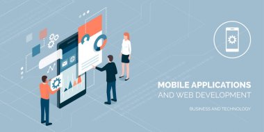 İnsanlar mobil uygulamalar kullanarak ve web geliştirme ile çalışma