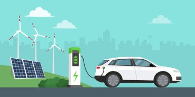 İstasyonda elektrik yüklü araba, güneş panelleri, rüzgar türbinleri ve arka planda şehir, yenilikçi teknoloji ve alternatif enerji kavramı