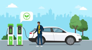 Adam şarj istasyonunda elektrikli arabasını şarj ediyor. Arka planda şehir, yeşil enerji kavramı.