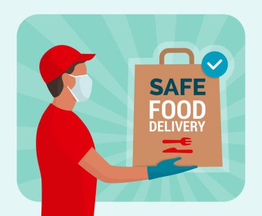 Coronavirus covid-19 salgını sırasında eve güvenli yiyecek teslimatı: Fast food dolu bir çanta taşıyan teslimatçı, maske ve eldiven takıyor.