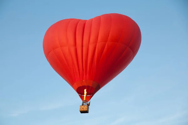 Θερμού αέρα μπαλόνι σε σχήμα καρδιάς — Φωτογραφία Αρχείου