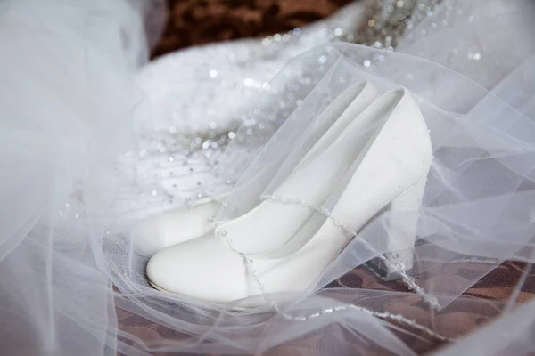 Gelin beyaz ayakkabı