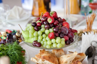 meyveler ve meyve masada bir vazoda