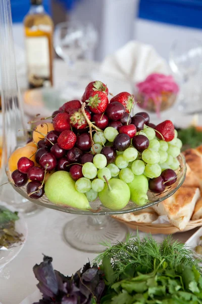 meyveler ve meyve masada bir vazoda