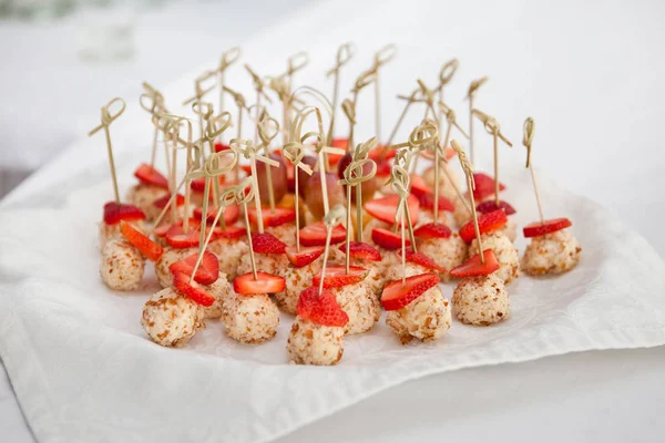 Bolas Queso Con Fresas Pinchos —  Fotos de Stock