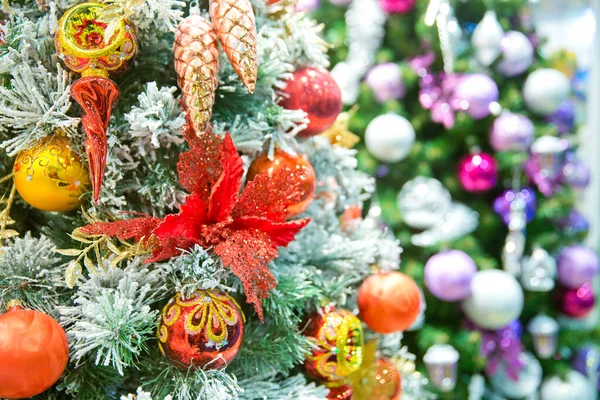 Versierde kerstboom op wazig, sprankelende en fee achtergrond. — Stockfoto