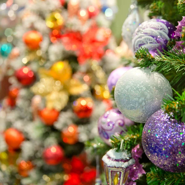 Close-up van kleurrijke ornamenten op kerstboom. Gelukkig Nieuwjaar en Kerstmis. Bokeh licht zacht effect. — Stockfoto