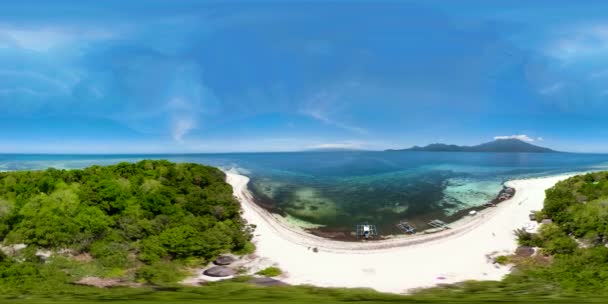 Isla tropical con playa de arena 360VR. Isla Mantigue, Filipinas — Vídeo de stock