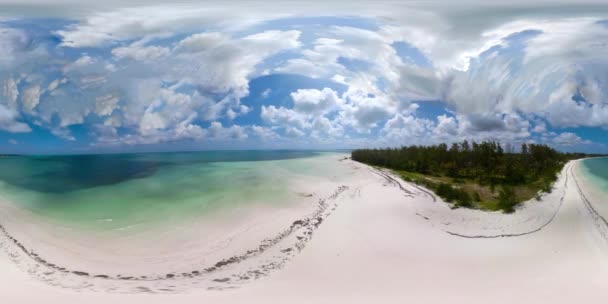 Tropický ostrov s písečnou pláží. Balabac, Palawan, Filipíny. — Stock video