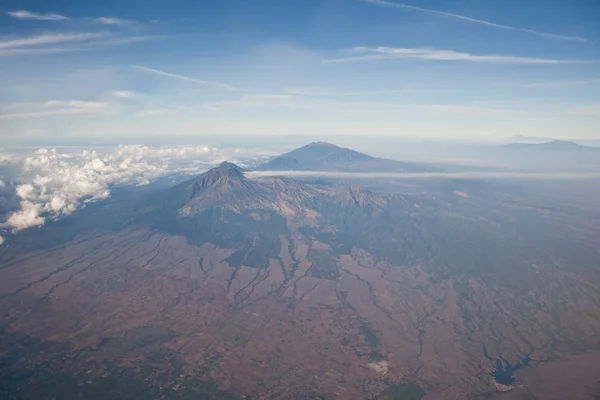 Górskie szczyty Indonezji, widok z samolotu. Wulkany Indonezji, widok z samolotu. — Zdjęcie stockowe