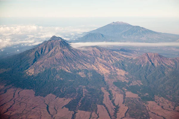 Горные вершины Индонезии, вид с самолета. Вулканы Индонезии, вид с самолета . — стоковое фото