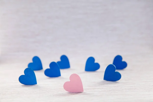 Coeurs en bois sur un beau fond. fond pour salutations sur la Saint-Valentin. Coeurs bleus, fond . — Photo