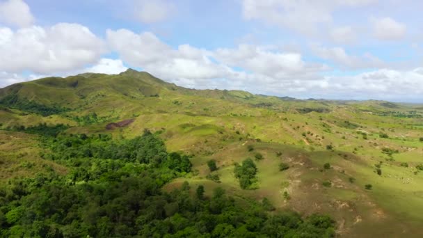 Bela paisagem na ilha de Luzon, vista aérea. Colinas verdes e montanhas . — Vídeo de Stock