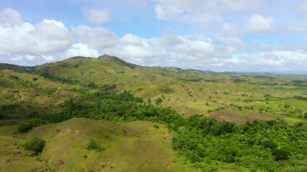 Зеленые холмы и голубое небо с облаками. Ландшафт на острове Лусон, вид с воздуха. — стоковое видео