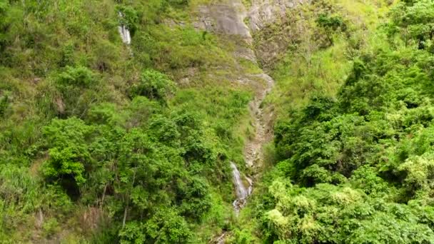 Útes s vodopádem v džungli. Kaskádový vodopád na ostrově Luzon, Filipíny. — Stock video