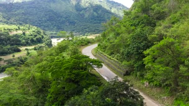 Philippines paysage de montagne. Route sinueuse de forêt tropicale dans les montagnes de la Cordillère . — Video